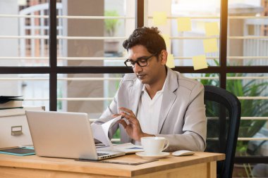 genç yakışıklı işadamı