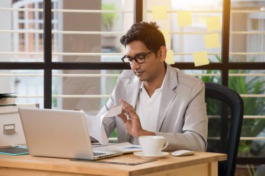 genç yakışıklı işadamı