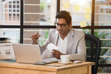 genç yakışıklı işadamı