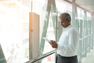 Dijital tablet ile Hintli işadamı 