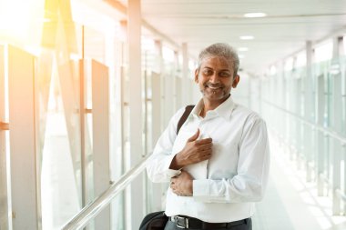 Dijital tablet ile Hintli işadamı 