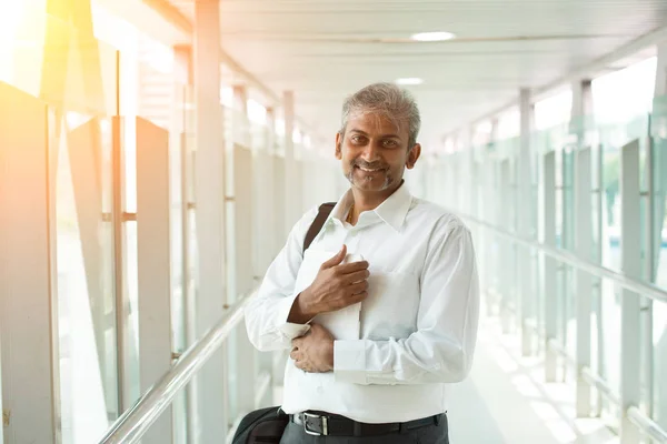 Uomo d'affari indiano con tablet digitale — Foto Stock