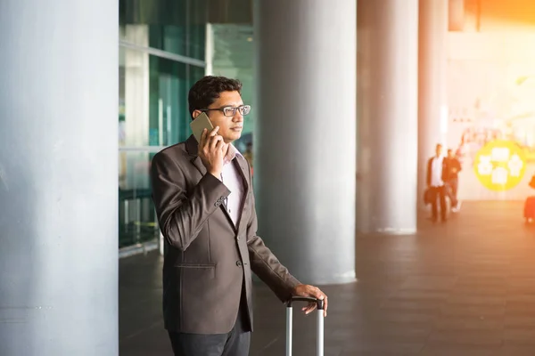 Jonge man in luchthaven — Stockfoto