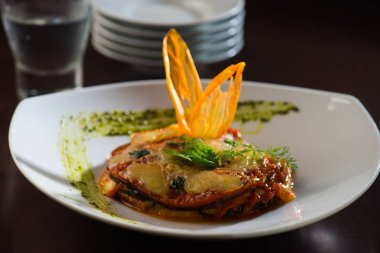 Geleneksel İtalyan lazanyası.