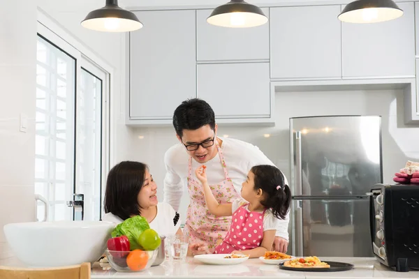 Aziatische familie koken in de keuken — Stockfoto