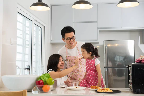 Aziatische familie koken in de keuken — Stockfoto