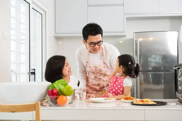 Aziatische familie koken in de keuken — Stockfoto