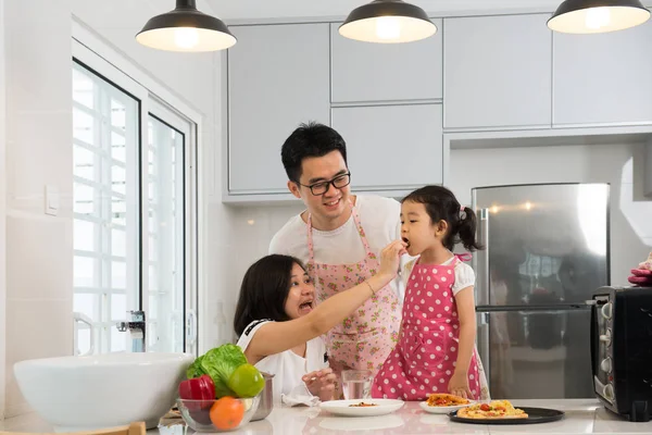 Asijské rodina vaření v kuchyni — Stock fotografie