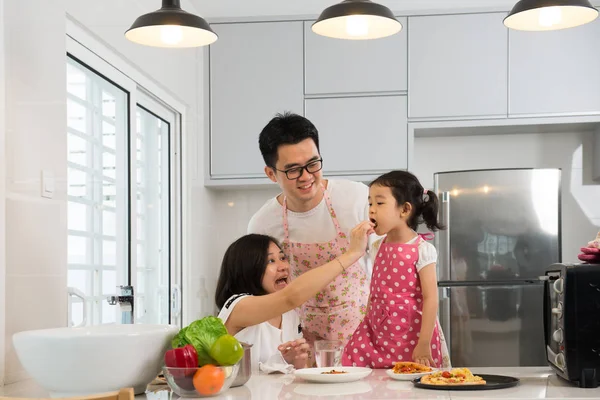 Asiatische Familie Kochen in der Küche — Stockfoto