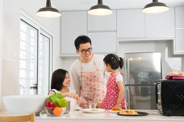 Asiático família cozinhar na cozinha — Fotografia de Stock