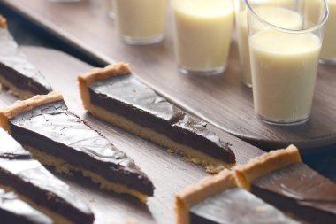 Çikolatalı kek ve panna cotta tatlılar