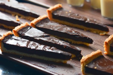 Çikolatalı kek ve panna cotta tatlılar