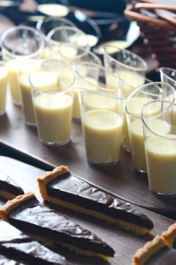 Çikolatalı kek ve panna cotta tatlılar