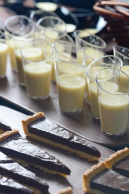 Çikolatalı kek ve panna cotta tatlılar