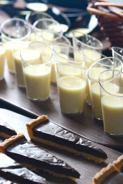 Çikolatalı kek ve panna cotta tatlılar