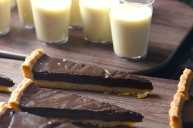 Çikolatalı kek ve panna cotta tatlılar