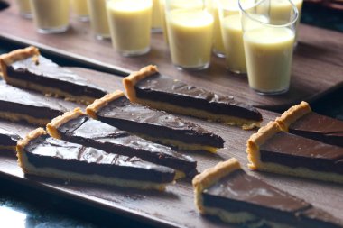 Çikolatalı kek ve panna cotta tatlılar