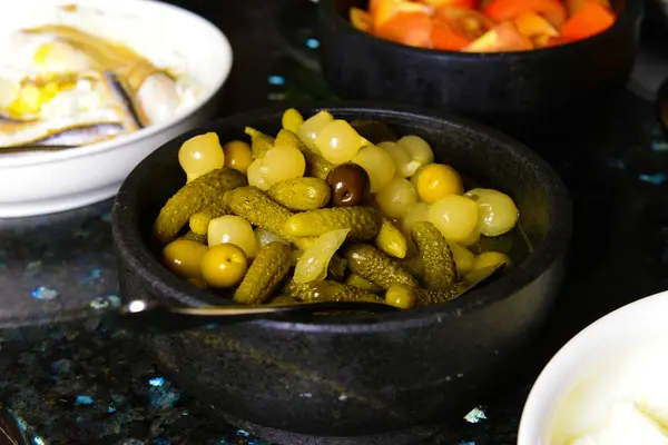 Aceitunas con cebolla y pepino en un bol — Foto de Stock