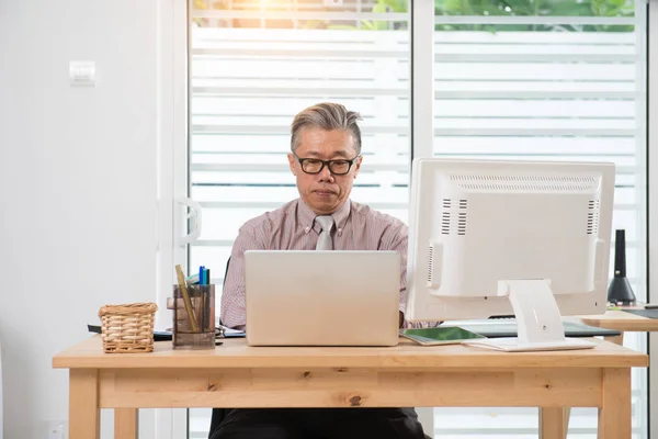 Senior asiatic om de afaceri la locul de muncă — Fotografie, imagine de stoc