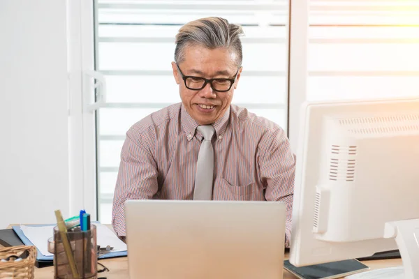 Ledande asiatiska affärsman på jobbet — Stockfoto