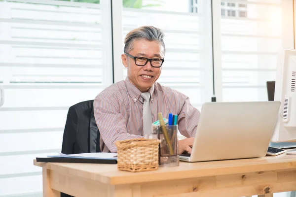Vedoucí asijský podnikatel v práci — Stock fotografie
