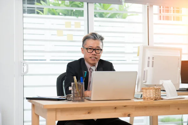 Senior asiático hombre de negocios en trabajo — Foto de Stock