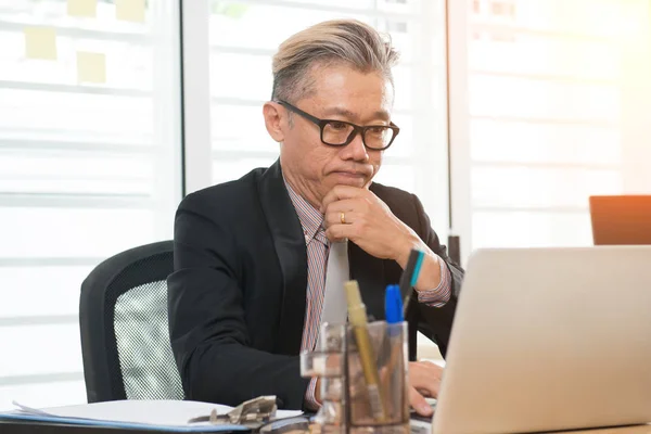 Nachdenklicher Geschäftsmann im Amt — Stockfoto