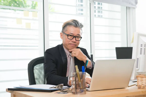 Senior azjatycki biznes biznesmen w biurze — Zdjęcie stockowe
