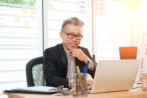 Senior asiático hombre de negocios en oficina — Foto de Stock