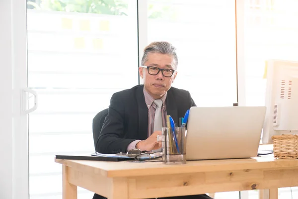 Senior asiático hombre de negocios en oficina — Foto de Stock