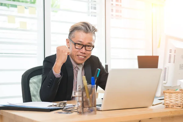 Asiatisch zufriedener Geschäftsmann im Amt — Stockfoto