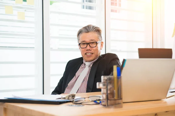 Ranghoher asiatischer Geschäftsmann im Amt — Stockfoto