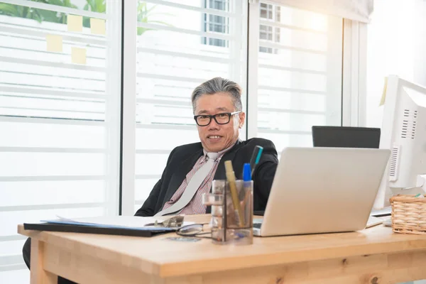 Sênior asiático empresário no escritório — Fotografia de Stock