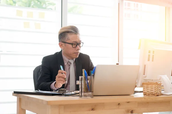 Senior asiatico uomo d'affari a lavoro — Foto Stock