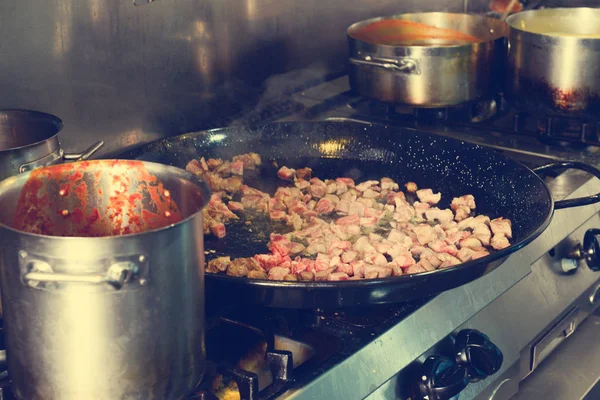 グリル鍋の肉 — ストック写真