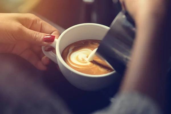 Barista att göra konst på kaffe — Stockfoto