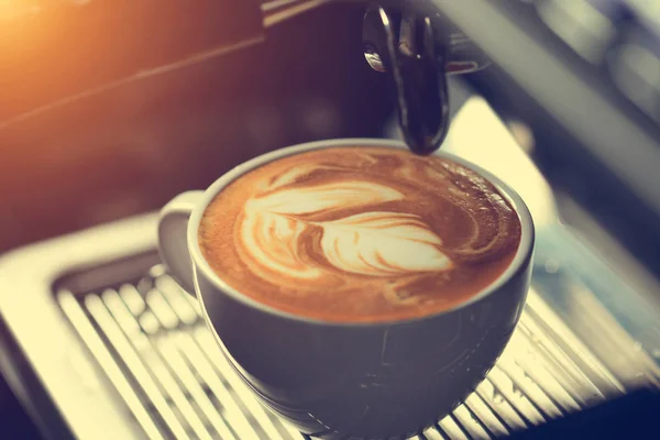 Barista att göra konst på kaffe — Stockfoto