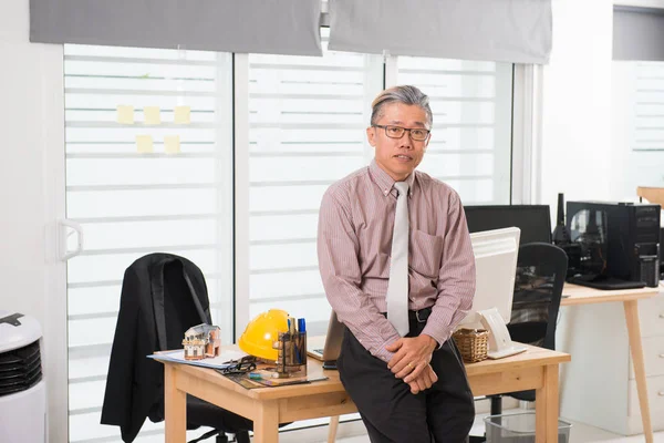 Asiatique homme d'affaires dans bureau — Photo