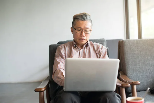 Азіатський бізнесмен використовує ноутбук — стокове фото