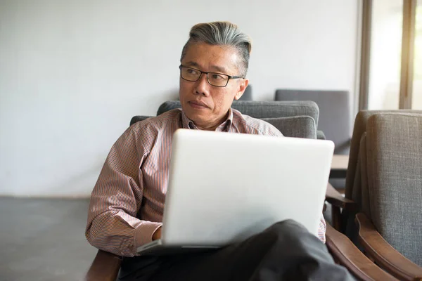 Asiatiska affärsman med laptop — Stockfoto