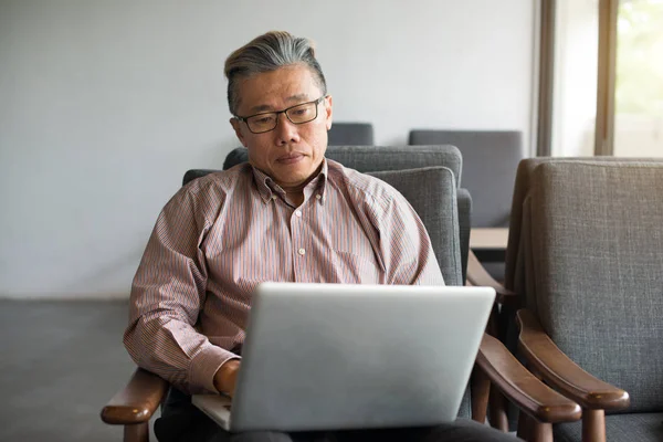 Азиатский бизнесмен с помощью ноутбука — стоковое фото
