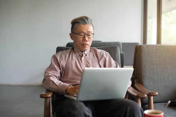 Asiatico uomo d'affari utilizzando laptop — Foto Stock