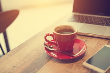 laptop ve kahve Kupası 