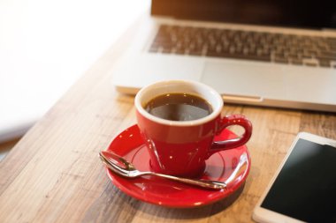 laptop ve kahve Kupası 