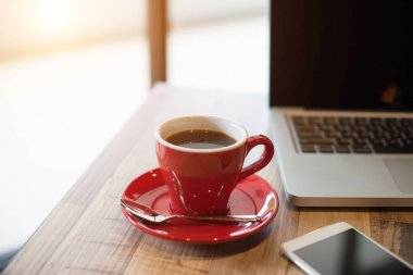 laptop ve kahve Kupası 