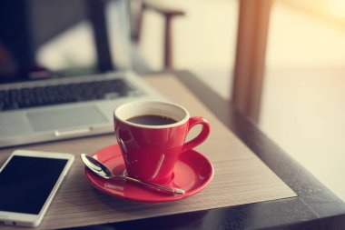 laptop ve kahve Kupası 