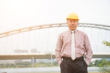 Kask içinde Asya mimar