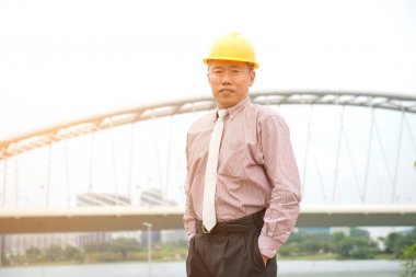 Kask içinde Asya mimar