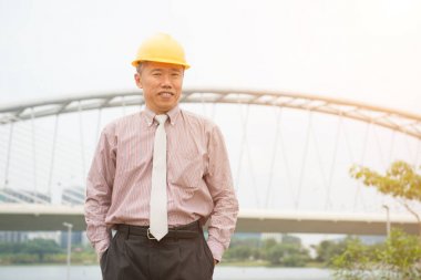 Kask içinde Asya mimar