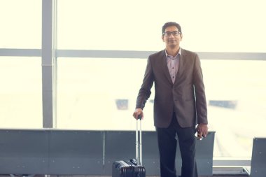 Hintli adam Bagaj ile ayakta